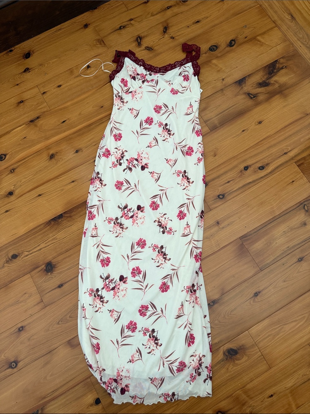 Kirious nwt Floral Lace-Trim Maxi Dress in White with Burgundy Floral Print